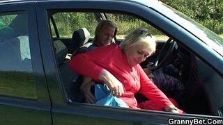 He bangs this old whore on the grass - porn video